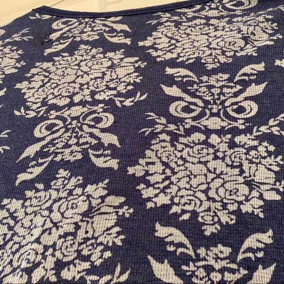 Guess long sleeve with patterns - Picture 4 of 4